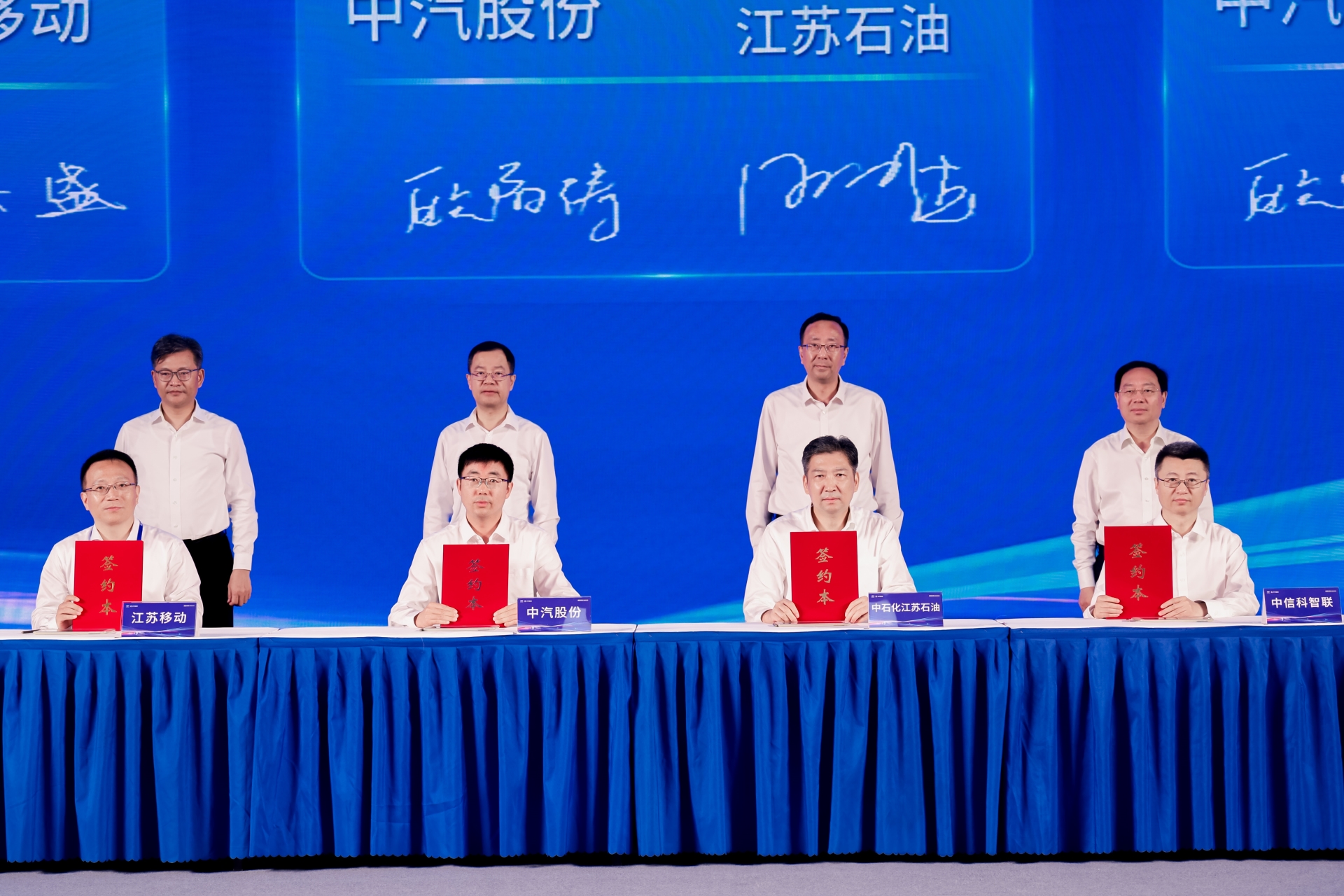 签约合照.jpg 签约合照.jpg